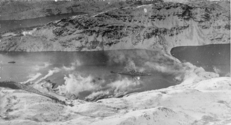 圖二　德軍製造煙霧，欲隱藏停泊在峽灣的鐵必制號，然未能有效遮蔽艦隻。（來源：維基百科）